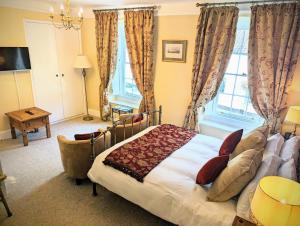 a bedroom with a bed and a window at Exmoor House in Dunster