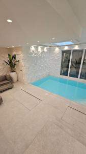 uma piscina numa casa com uma piscina azul em UG Neubau City Wohnung (Pool+Gym extra buchbar für €150/Tag) em Munique