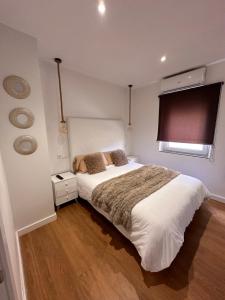 a bedroom with a large bed and a window at Candelaria in Astorga