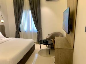 Habitación de hotel con cama y TV en Polo grand hotel, en Maiduguri