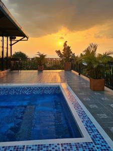 uma piscina com um pôr-do-sol ao fundo em Villa Susana em Filandia