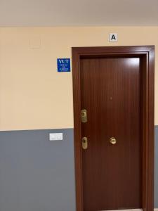 una puerta en una oficina con un cartel encima en piso estiu fabara, en Fabara