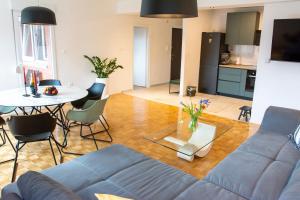 sala de estar con sofá azul y mesa en Apartman Franceska, en Zadar