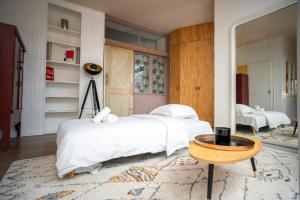 1 Schlafzimmer mit 2 Betten und einem Tisch in der Unterkunft Loft branché dans le quartier le plus tendance de Paris in Paris