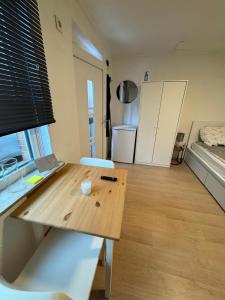 a room with a table with a laptop on it at Main Appartement in Flörsheim