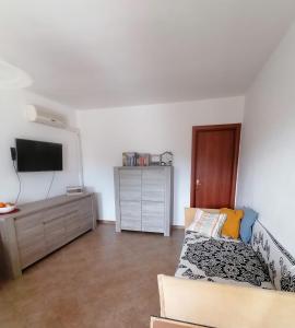 1 dormitorio con 1 cama y TV en la pared en Da Fra e La, en Girasole