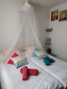 2 camas con almohadas en un dormitorio en ICI et MAINTENANT, en Solliès-Toucas
