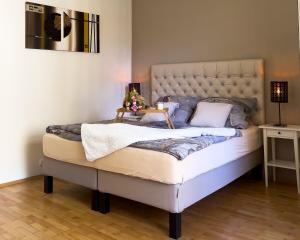 - une chambre dotée d'un lit avec un cadre blanc dans l'établissement Historical Heart Home, à Prague