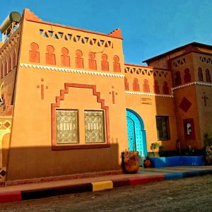 un edificio con una ventana en el lateral. en Riad Hassi Labied Merzouga, en Merzouga