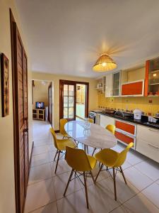 Kuchyň nebo kuchyňský kout v ubytování Maná da Concha Apartamento