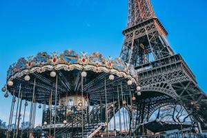 um passeio em frente à Torre Eiffel em Le Cosy Wiener *Paris*Gare à 300 m*Disneyland* em Champs-Sur-Marne