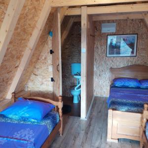 1 dormitorio con 2 camas en un ático en Etno selo Šapat, en Šavnik