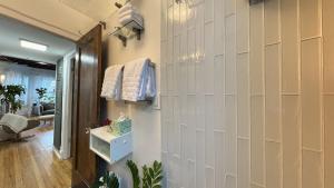 een kamer met een witte muur met handdoeken erop bij Lakeside Loft - Historic Chicago Condo in Chicago