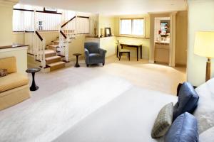 ein Wohnzimmer mit einem Sofa und einem Tisch in der Unterkunft Copper Beech Inn in Ivoryton
