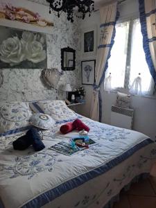 1 dormitorio con 1 cama con manta azul y blanca en ICI et MAINTENANT, en Solliès-Toucas
