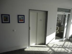 eine offene Tür in einem Zimmer mit Spiegel in der Unterkunft Ferienwohnung Strandstraße, Haberland in Müritz