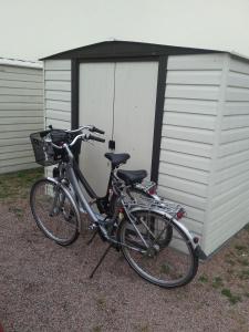 MüritzにあるFerienwohnung 62 OG Niermannのガレージ前に駐輪した自転車2台