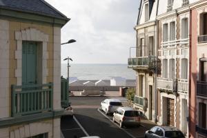 a view of a street with cars parked on the street at La Précieuse in Mers-les-Bains