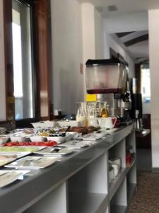 una línea de buffet en un restaurante con muchos platos de comida en New Hotel en Sarajevo