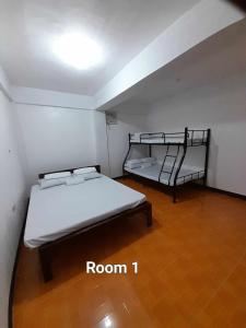 een kamer met een bed en een stapelbed. bij MountainFog Transient House in Baguio