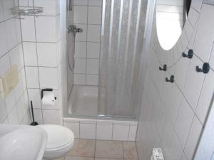 W łazience znajduje się prysznic, toaleta i umywalka. w obiekcie FeWo Beulig-Tietz GM 69105 w mieście Graal