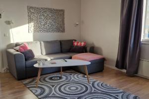 a living room with a couch and a coffee table at Villa Silve, yhden makuuhuoneen omakotitalo. in Lohja