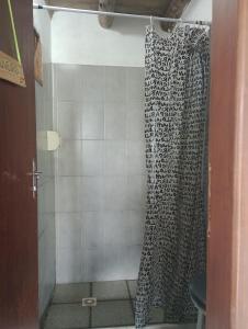 a shower with a shower curtain in a bathroom at Gran Camping Cabanas da Fazenda in Visconde De Maua