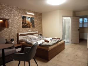 ゼンフテンベルクにあるSeenlandoase Reppistのベッドルーム1室(ベッド1台、デスク、椅子付)