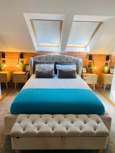 奧斯特魯達的住宿－Apartament MoLoo II，一间卧室配有一张带天窗的大型蓝色床。