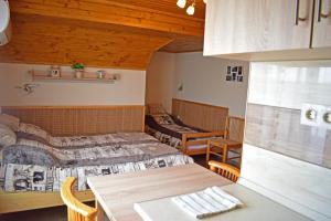 Postel nebo postele na pokoji v ubytování Tündérfátyol apartmanház
