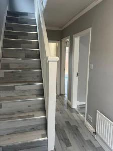 einen Flur mit einer Treppe in einem Haus in der Unterkunft Affordable Newly Refurbished 3 Bedroom House, Sleeps 7, NG8 Postcode in Nottingham