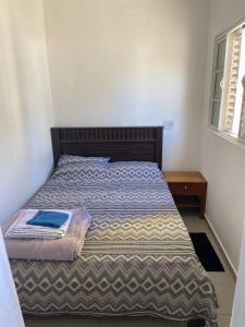 布羅塔斯的住宿－Casa Martino，一间卧室配有一张带毯子的床和窗户