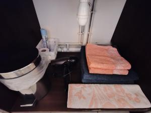 a small bathroom with two towels and a sink at Studio Disneyland Paris 10min/Val d'Europe 5min/Wifi/TV in Montévrain