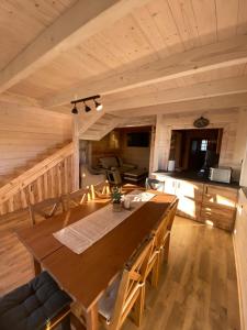 einen großen Holztisch in einem Zimmer mit Küche in der Unterkunft Dom wakacyjny nad jez Orzysz in Orzysz