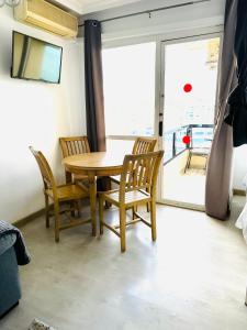 A seating area at Duplex by the Sea
