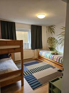 1 Schlafzimmer mit 2 Etagenbetten und einem Fenster in der Unterkunft Zollhaus 26 in Hohegeiß