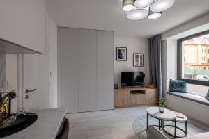 uma sala de estar com uma mesa e uma televisão em Apartment EDIAS em Banská Bystrica