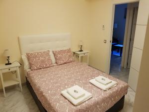 セビリアにあるSevilla Nervión piso con Patioのベッドルーム1室(ベッド1台、タオル2枚付)