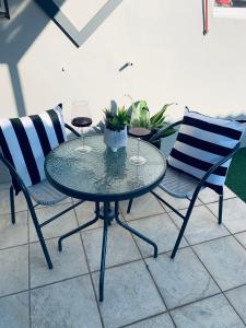 un tavolo con due sedie e due bicchieri di vino di Northwood Manor a Gqeberha