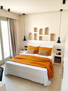 Sugarwhite Suites with Private not Heated Pool客房内的一张或多张床位