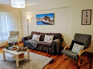 sala de estar con sofá y 2 sillas en Apartamento Portugalete Gran Bilbao 3 dormitorios - 3 bedrooms, en Portugalete