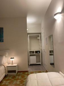 een slaapkamer met een bed en een tafel met een lamp bij Midtown Salerno in Salerno