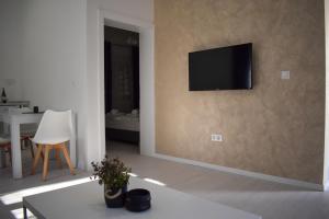 sala de estar con TV de pantalla plana en la pared en Amal en Mostar