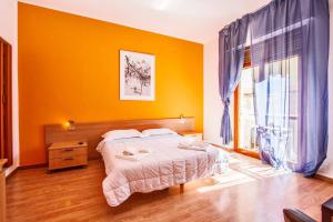 ein Schlafzimmer mit einem Bett und einem großen Fenster in der Unterkunft Mammasisi Rooms in Lecce