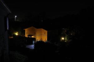 a building at night with lights in the dark w obiekcie Luce Stellata w mieście Serralta