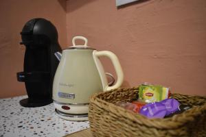 a tea kettle in a basket on a counter at Cosy Apartment in Senglea in Senglea