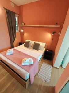 een slaapkamer met een bed met twee handdoeken erop bij Cosy Apartment in Senglea in Senglea