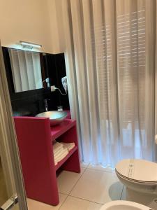 een badkamer met een rode wastafel en een toilet bij Midtown Salerno in Salerno