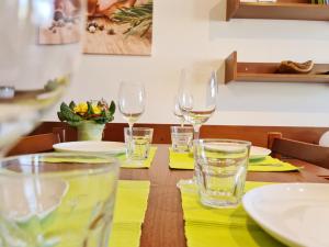 una mesa con copas de vino y platos en ella en Kurhotel Schluchsee App 1103 - das mit der Kuckucksuhr, mit Indoorpool, Hochschwarzwaldkarte, Schluchsee, en Schluchsee