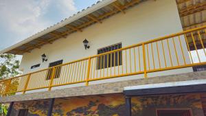 uma varanda amarela do lado de um edifício em Villa Susana em Filandia